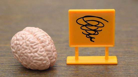Sob estresse, áreas ligadas à reflexão, planejamento e análise racional perdem espaço para respostas automáticas e emocionais (Imagem: Teacher Photo | Shutterstock)