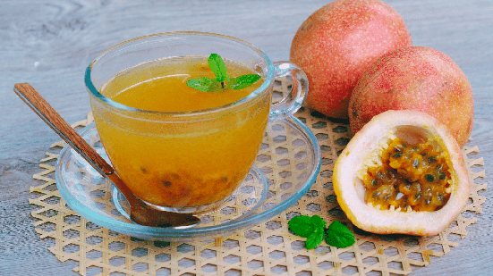 Chá de maracujá com erva-cidreira e hortelã (Imagem: aniestia n | Shutterstock)