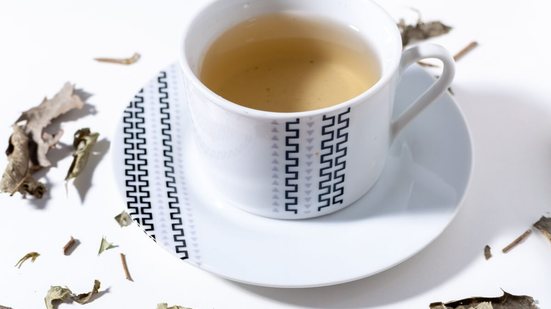 O chá de espinheira-santa é um grande aliado da saúde do estômago (Imagem: Marcio Shimoda | Shutterstock)