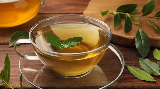 O chá de louro é utilizado na medicina natural desde a Antiguidade e beneficia a saúde geral do corpo (Imagem: New Africa | Shutterstock)