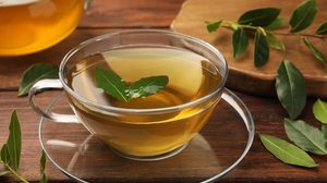 O chá de louro é utilizado na medicina natural desde a Antiguidade e beneficia a saúde geral do corpo (Imagem: New Africa | Shutterstock)