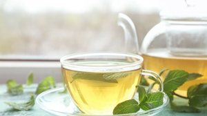 Além de saboroso, o chá de melissa tem efeito calmante e contribui para a imunidade (Imagem: Africa Studio | Shutterstock)