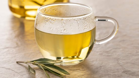 Chá de oliveira com gengibre e limão (Imagem: Picture Partners | Shutterstock)