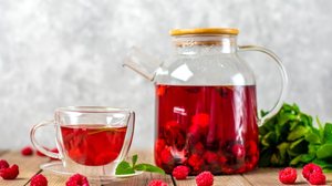 Chá detox de framboesa com hibisco e hortelã (Imagem: Marina Rich | Shutterstock)