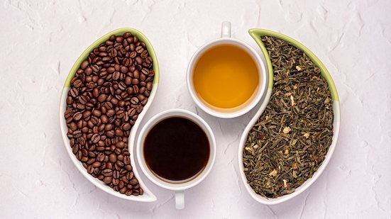 A escolha entre café e chá verde depende dos objetivos e da sensibilidade individual à cafeína (Imagem: Oksana Karuna | Shutterstock)