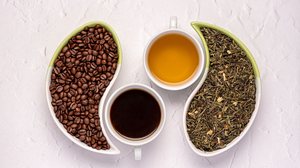 A escolha entre café e chá verde depende dos objetivos e da sensibilidade individual à cafeína (Imagem: Oksana Karuna | Shutterstock)
