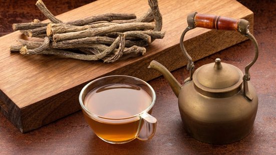 Chá de valeriana com raiz seca (Imagem: Luis Echeverri Urrea | Shutterstock)