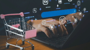 A inteligência artificial pode tornar a jornada de compra mais ágil ao organizar alternativas e aproximar consumidores de soluções mais adequadas às suas necessidades (Imagem: ParinPix | Shutterstock)