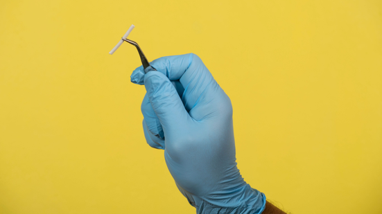 "Chips da beleza" podem trazer consequências importantes para a saúde quando utilizados sem indicação médica (Imagem: Celso Pupo | Shutterstock)