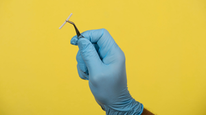 "Chips da beleza" podem trazer consequências importantes para a saúde quando utilizados sem indicação médica (Imagem: Celso Pupo | Shutterstock)