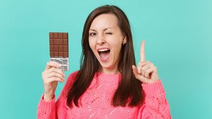 O chocolate não é um vilão, mas também não é um alimento inocente (Imagem: ViDI Studio | Shutterstock)