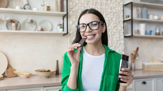 Priorizar chocolates com mais cacau é uma estratégia simples para manter o equilíbrio na alimentação (Imagem: voronaman | Shutterstock)