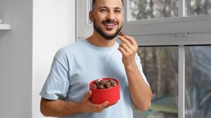 Consumo moderado e escolhas com maior concentração de cacau tornam o doce um aliado da saúde (Imagem: Pixel-Shot | Shutterstock)