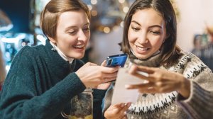 Em encontros sociais na Holanda, o momento de pagar a conta é levado a sério, com divisão rigorosa dos valores (Imagem: Reprodução digital | Shutterstock) (Imagem: frantic00 | Shutterstock)