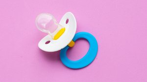 Chupeta “antiestresse” levanta questões relacionadas à saúde bucal (Imagem: Bowonpat Sakaew | Shutterstock)