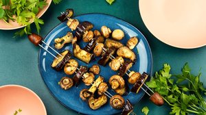 Espetinho de cogumelo e berinjela (Imagem: Mykolal Mykolal | Shutterstock)