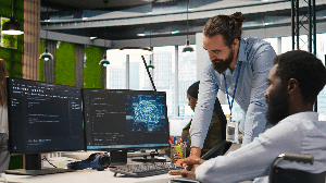 A tecnologia deixou de ser exclusividade das grandes companhias e já transforma negócios de todos os portes (Imagem: DC Studio | Shutterstock)