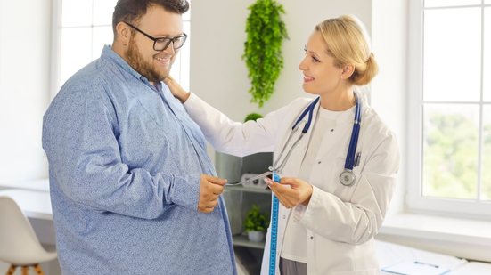 Mais do que promover emagrecimento, a bariátrica pode contribuir para o controle da glicemia e da saúde metabólica (Imagem: Studio Romantic | Shutterstock)