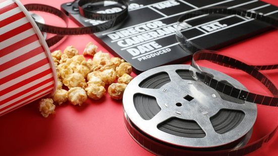 Alguns filmes se tornaram referências, permanecendo atuais mesmo décadas após seus lançamentos (Imagem: New Africa | Shutterstock)