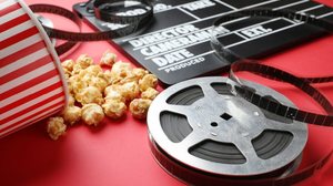 Alguns filmes se tornaram referências, permanecendo atuais mesmo décadas após seus lançamentos (Imagem: New Africa | Shutterstock)