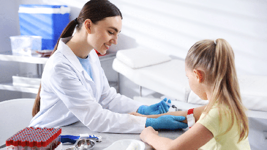 Exames laboratoriais e o teste genético ajudam a confirmar a hipercolesterolemia familiar homozigótica (Imagem: New Africa | Shutterstock)