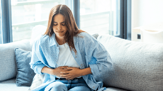 A intensidade da cólica e seu impacto na rotina ajudam a indicar quando é necessário investigar (Imagem: simona pilolla 2 | Shutterstock)