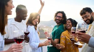 O consumo excessivo de bebidas pode levar ao coma alcoólico (Imagem: CarlosBarquero | Shutterstock)