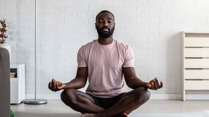 Com o tempo, a prática da meditação contribui para mais clareza mental, equilíbrio emocional e bem-estar (Imagem: Antonio Guillem | Shutterstock)