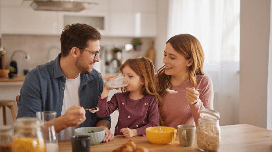A variedade de alimentos no café da manhã ajuda a garantir mais nutrientes ao organismo (Imagem: StockPhotoDirectors | Shutterstock)