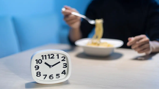 Refeições feitas muito tarde podem estar associadas a alterações na glicemia e ao ganho de peso (Imagem: Pixelated 275 | Shutterstock)