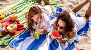 Alguns cuidados simples na alimentação podem te ajudar a aproveitar o calor sem preocupações (Imagem: adriaticfoto | Shutterstock)