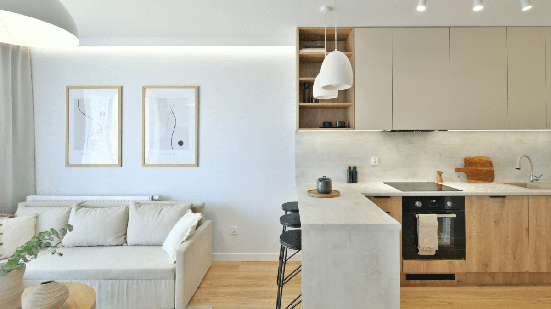 Pequenas adaptações arquitetônicas, como a integração entre sala e cozinha, são capazes de transformar a percepção do imóvel e aumentar diretamente seu valor de locação (Imagem: PrimeLensCrafter | Shutterstock)