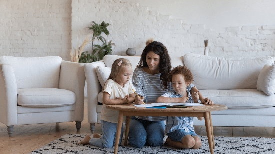 Entre trabalho, casa e filhos, muitas mães solo assumem sozinhas as responsabilidades do dia a dia (Imagem: fizkes | Shutterstock)