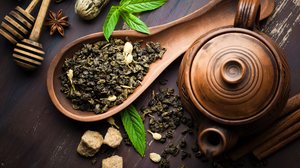 Chás de ervas e plantas naturais fazem parte da cultura popular brasileira e são conhecidos por serem aliados da saúde (Imagem: Zadorozhnyi Viktor | Shutterstock)