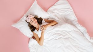 As simpatias abrem caminho para noites de sono tranquilas (Imagem: ViDI Studio | Shutterstock)