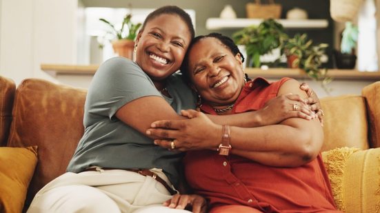 A posição dos astros interfere na personalidade da mãe de cada signo (Imagem: PeopleImages | Shutterstock)