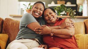 A posição dos astros interfere na personalidade da mãe de cada signo (Imagem: PeopleImages | Shutterstock)