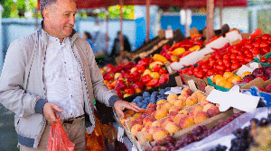 Além de observar a qualidade dos produtos, é importante considerar quanto será consumido e como os alimentos serão armazenados em casa (Imagem: Caftor | Shutterstock)