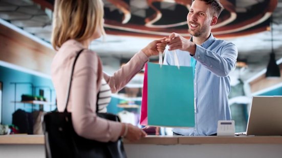 Saber fidelizar clientes é essencial para o crescimento dos negócios (Imagem: Andrey_Popov | Shutterstock)