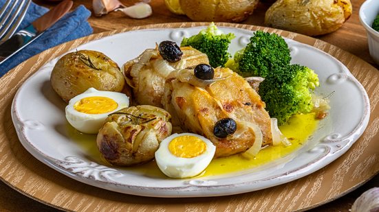 Bacalhau com batata ao murro (Imagem: Bnetto | Shutterstock)