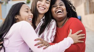 Entre apoio emocional, acolhimento e oportunidades, algumas iniciativas ajudam mulheres a reconstruírem suas trajetórias com mais autonomia (Imagem: Tint Media | Shutterstock)