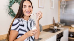 Alimentação equilibrada pode ajudar a restaurar o funcionamento intestinal de forma natural (Imagem: Xavier Lorenzo | Shutterstock)