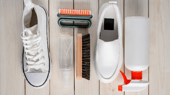 Cuidados com os pés e os calçados ajudam a prevenir o mau cheiro e a reduzir a umidade acumulada (Imagem: Yuriy Golub | Shutterstock)