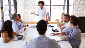 Com visão estratégica, um negócio em dificuldade pode virar uma oportunidade promissora (Imagem: Monkey Business Images | Shutterstock)