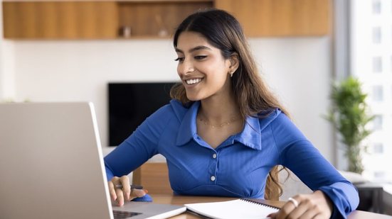 Entender o que priorizar nos estudos e manter o foco ao longo da preparação pode fazer toda a diferença no seu desempenho nas provas (Imagem: fizkes |  Shutterstock)