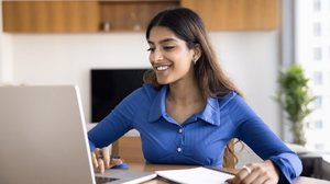 Entender o que priorizar nos estudos e manter o foco ao longo da preparação pode fazer toda a diferença no seu desempenho nas provas (Imagem: fizkes |  Shutterstock)