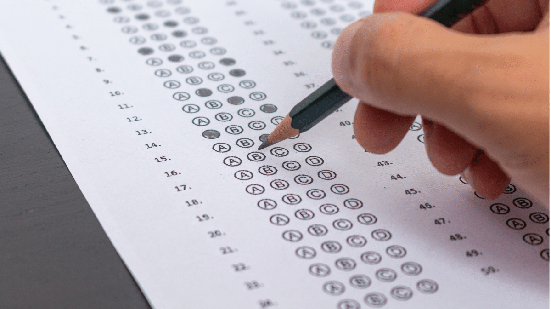 Novos editais e oportunidades em concursos públicos exigem estratégia para definir prioridades e aproveitar melhor o período de preparação (Imagem: xm4thx | Shutterstock)