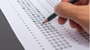 Novos editais e oportunidades em concursos públicos exigem estratégia para definir prioridades e aproveitar melhor o período de preparação (Imagem: xm4thx | Shutterstock)