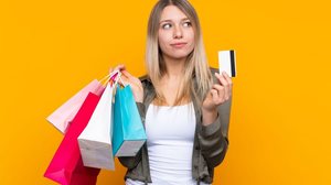 A confiança na marca influencia a decisão de compra do consumidor (Imagem: Luis Molinero | Shutterstock)