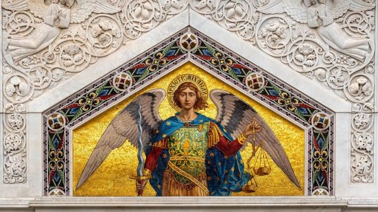 A oração dos 21 dias do Arcanjo Miguel é um dos métodos mais poderosos de purificação energética  (Imagem: Only Fabrizio | Shutterstock)